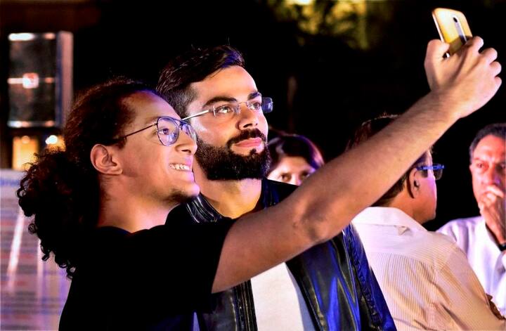 কোহলির কোচ রাজকুমার বলেছেন, ছোটবেলা থেকেই ও চ্যালেঞ্জ পছন্দ করে। ও আত্মবিশ্বাসে ভরপুর। 