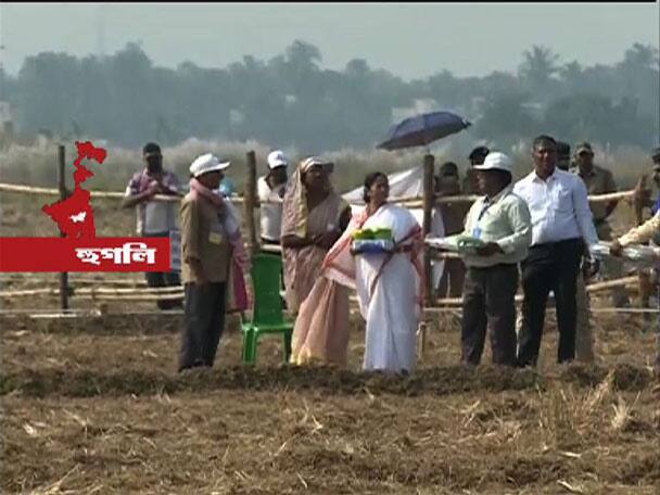 জমিতে নেমে জমি ফেরত মুখ্যমন্ত্রী