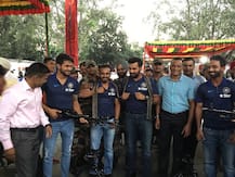 দেখুন, টেরিটোরিয়াল আর্মি শিবিরে ভারতীয় ক্রিকেট দল