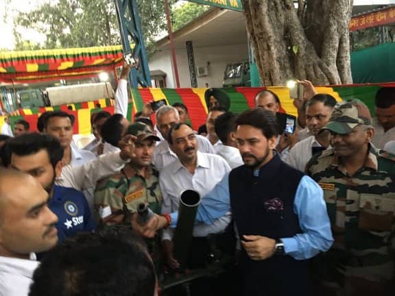 ক্রিকেটারদের সঙ্গে দেখা করার জন্য সেনা আধিকারিকদের সন্তানদের নিয়ে আসা হয়েছিল। তাদের সঙ্গে বোল আউট ম্যাচও খেলেন রাহানে, রোহিতরা