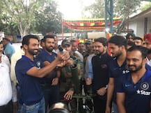 দেখুন, টেরিটোরিয়াল আর্মি শিবিরে ভারতীয় ক্রিকেট দল