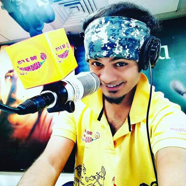 লাইভ শো চলাকালীন হঠাতই বুকে ব্যথা অনুভব করেন বছর ২৩-এর শুভম। হাসপাতালে নিয়ে গেলে ডাক্তাররা তাঁকে মৃত বলে ঘোষণা করেন। 