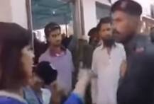 ভিডিওতে দেখুন: মহিলা সাংবাদিককে চড় পাক কনস্টেবলের