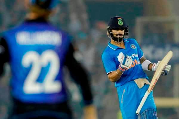 একদিনের ক্রিকেটে রান তাড়া করে দলকে জেতানোর ক্ষেত্রে ১৪টি শতরান করে সচিনের রেকর্ড স্পর্শ করেছেন কোহলি। একদিনের ম্যাচে পরে ব্যাট করে সচিনের মোট শতরান ১৭। কোহলি ইতিমধ্যেই ১৬টি শতরান করে ফেলেছেন। ফলে সচিনের এই রেকর্ডটিও টপকে যাওয়ার সুযোগ রয়েছে কোহলির সামনে