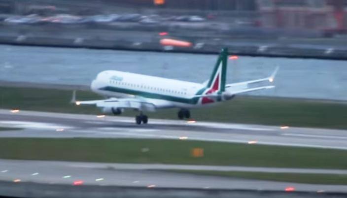 একই গন্তব্যের জন্য বিভিন্ন বিমান সংস্থার টিকিটের দাম আলাদা হয়। তাই সব সংস্থার টিকিটের দাম দেখে তবেই ঠিক করুন কোন উড়ান ধরবেন। যেখানে যাচ্ছেন তার আশেপাশে অন্য কোনও বিমানবন্দর আছে কি না সেটাও দেখে নিন। কিছু বিমানবন্দরের উড়ানের ভাড়া ট্রেনের চেয়েও কম। তাই এ বিষয়েও খোঁজ নিলে সুবিধা হয়