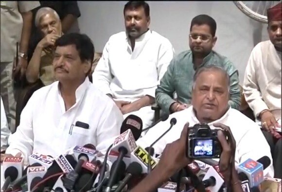 Akhilesh Skips Press Conference But Mulayam Says Family Stands United পাশে নেই অখিলেশ, পরিবার ও দল অটুট রয়েছে, সাংবাদিক বৈঠকে দাবি মুলায়মের