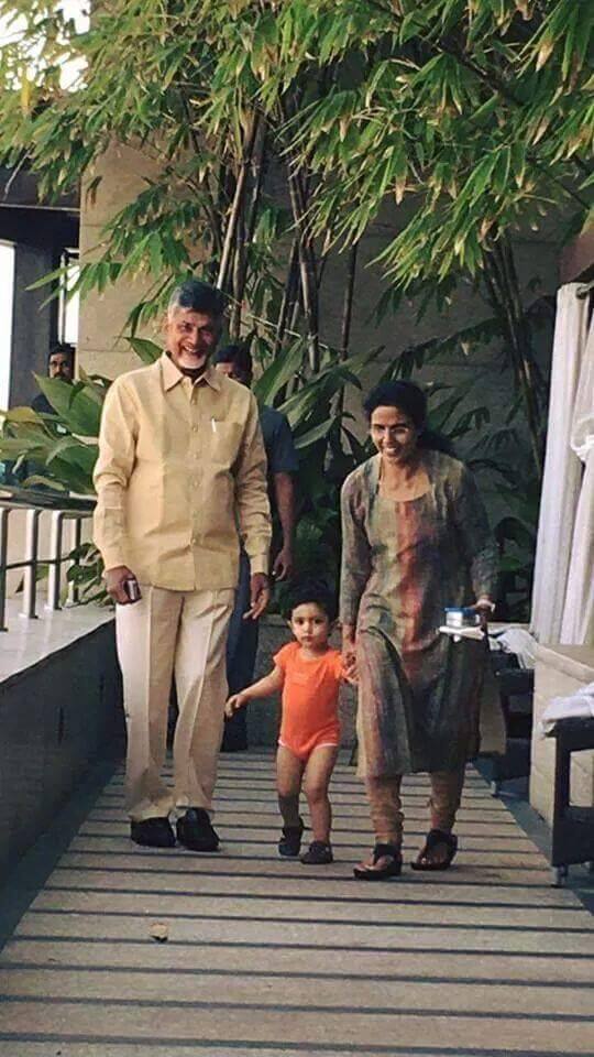 গত বছরেই জন্ম হয়েছে লোকেশের সন্তান নারা দেবাংশর। লোকেশ ছেলের নামে থাকা সম্পত্তির পরিমাণও ঘোষণা করেছেন। তার নামে জুবিলি হিলসে ৯.১৭ কোটি টাকার একটি বাড়ি রয়েছে। এছাড়াও তার নামে রয়েছে ২.৪ কোটি টাকার ফিক্স ডিপোজিট। লোকেশ চান, বিরোধী বা ক্ষমতাসীন, উভয় পক্ষের নেতাদেরই সম্পত্তির ঘোষণা করা উচিত।