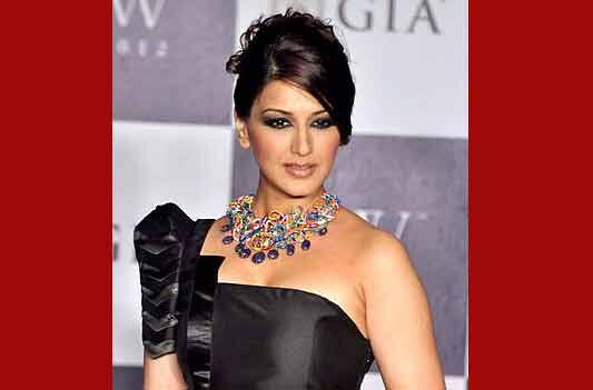 ৫ ফুট আট ইঞ্চির সোনালী বেন্দ্রেকেও পড়তে হয়েছিল একই সমস্যায়। তাঁর আক্ষেপ, উচ্চতার জন্যই তিনি শীর্ষ নায়িকাদের তালিকায় আসতে পারেননি কখনওই।