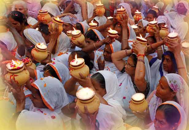 Widows Break Taboo By Celebrating Diwali For The First Time In Vrindavan রীতি ভেঙে বৃন্দাবনে মন্দিরের ভেতর দীপাবলী পালন বিধবাদের