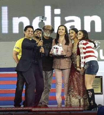 সেলফি মগ্ন রজনীকান্ত, নীতা অম্বানি, সচিন তেন্ডুলকর, ঐশ্বর্য রাই বচ্চন, আলিয়া, অর্জুন কপূর