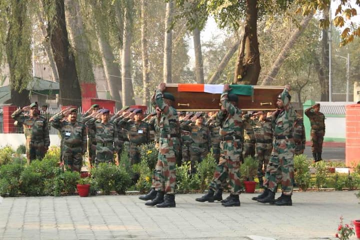 জম্মু কাশ্মীরের কুপওয়ারার তাংধরে পাকিস্তানি ট্রুপের গুলিতে মৃত্যু হয় রাইফেল ম্যান সন্দীপের।। 