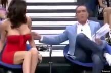 ভাইরাল: লাইভ শো-তে ভুল করে মহিলা সেলেব্রিটির পোশাক ধরে টান অ্যাঙ্করের