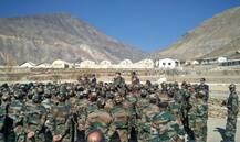 দেখুন, সেনা জওয়ানদের সঙ্গে প্রধানমন্ত্রীর দীপাবলি পালন