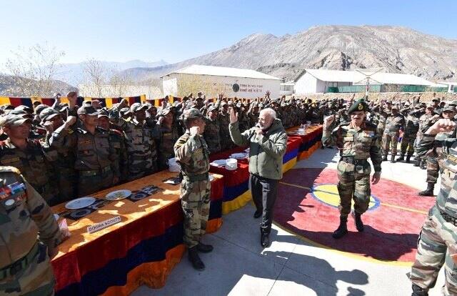 বিভেদ সৃষ্টিকারী মতবাদ বা ধারণা থেকে দেশবাসীকে দূরত্ব বজায় রাখার আবেদন জানিয়েছেন মোদী। তিনি বলেছেন, সরকারের দায়িত্ব হল ঐক্য গড়ে তোলার সুযোগ খোঁজা। নাগরিকদের উচিত নিজেদের এবং দেশকে বিভেদের হাত থেকে রক্ষা করা