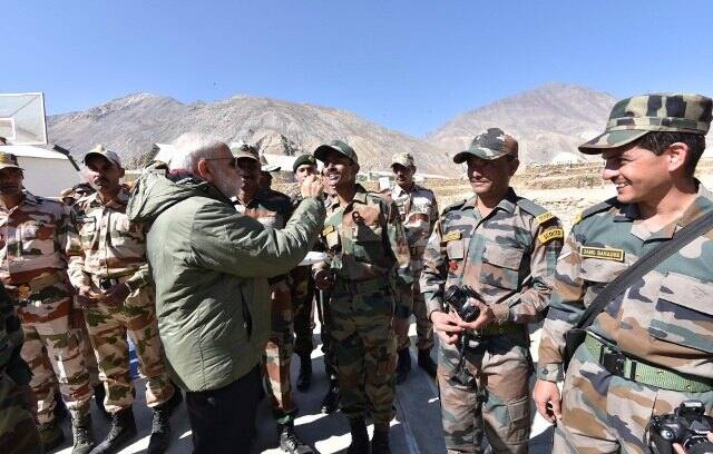 আইটিবিপি জওয়ান বিকাশ ঠাকুর নিজের বেতনের টাকা দিয়ে গ্রামে শৌচগার বানিয়ে প্রকাশ্যে মলত্যাগ বন্ধ করার উদ্যোগ নিয়েছেন। এর জন্য তাঁর প্রশংসা করেছেন প্রধানমন্ত্রী