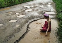 ভিডিওতে দেখুন: রাস্তার বেহাল দশা, প্রতিবাদে গর্তে বসে স্নান তাই মডেল-এর