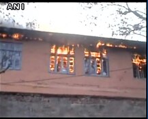 স্কুল পোড়ানোর বিষয়ে খোঁজ নিন, খুলুন বন্ধ থাকা স্কুল: মেহবুবা সরকারকে নির্দেশ কেন্দ্রের