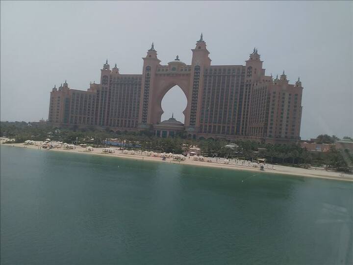 দুবাই-এর পর্যটনের প্রচারে কিং খানকে পেয়ে খুশি ট্যুরিজম ডিপার্টমেন্টও, জানালেন দুবাই কর্পোরেশন ফর টুরিজম অ্যান্ড কমার্স মার্কেটিং-এর সিইও ইস্সাম কাজিম। 