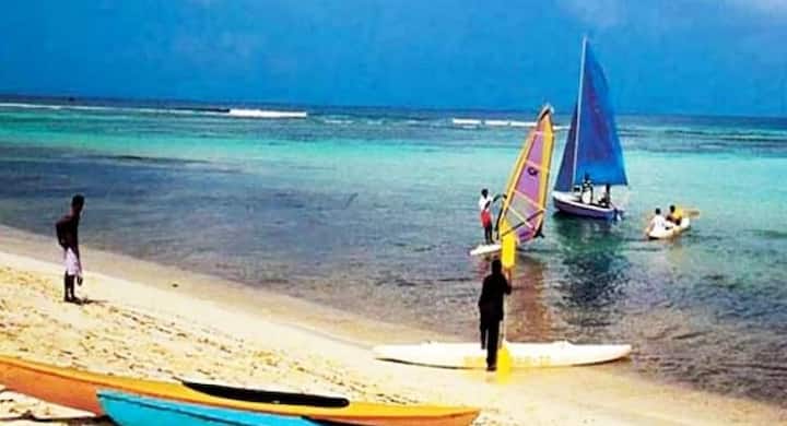 মহারাষ্ট্রের তারকার্লি সমুদ্রতট। অসামান্য এই তট আপনাকে নতুন করে ভালবাসতে বাধ্য করবে আরব সাগরকে। 