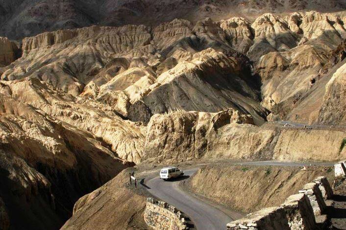 লাদাখের রাস্তায় সফর। সারা জীবনের অভিজ্ঞতা। 