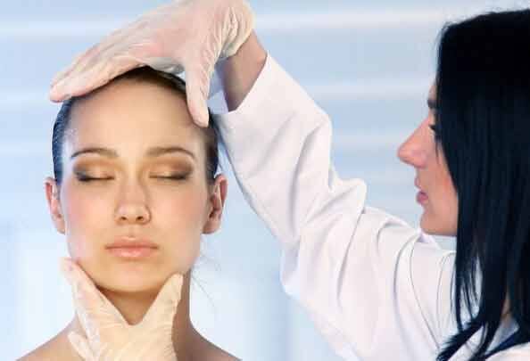 শীতকালে মরা চামড়ার কারণে ত্বক নির্জীব হয়ে যায়। শুষ্ক ত্বকেই এই সমস্যা বেশি হয়। তাই সপ্তাহে একদিন এক্সফোলিয়েশন করা ভীষণই প্রয়োজন।