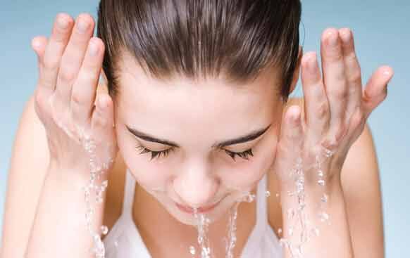 শীতে গরম জলে স্নান করেন প্রায় প্রত্যেকেই। কিন্তু জানেন কি গরম জল ত্বকের আর্দ্রতা কমিয়ে দেয়। তাই গরম জলে মুখ কখনওই ধোয়া উচিত্ নয়।