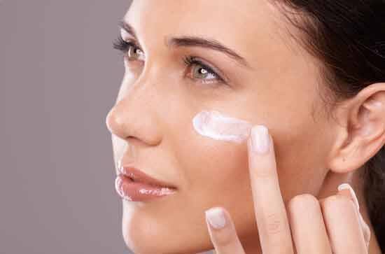 শীতে ত্বক বেশি শুষ্ক হয়ে যায়। তাই ত্বককে ময়শ্চারাইজ করা প্রয়োজন। অয়েল বেসড ময়শ্চারাইজার ব্যবহার করে, ত্বককে বারংবার ময়শ্চারাইজ করলে, ত্বক মোলায়েম ও নরম থাকে।