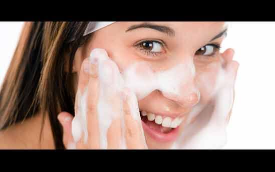 ত্বক হাল্কা ফেস ওয়াশ দিয়ে ধোবেন, সাবান ব্যবহার করবেন না, তাহলে চামড়া আরও শুষ্ক হয়ে যাবে