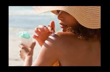 অনেকেই ভাবেন শীতকাল, তাই সানস্ক্রিন লোশান ব্যবহার করার দরকার নেই। কিন্তু ধারণাটা সম্পূণ ভুল। শীতকালে রোদের তাপ খুব বেশি থাকে। বাইরে বেরোলে রোদের তাপ শুষ্ক ত্বকে আরও বেশি প্রভাব ফেলে। তাই বাইরে বেরোলে অবশ্যই অন্তত এসপিএফ ১৫ যুক্ত সানস্ক্রিন লোশান ব্যবহার করা উচিত্। যদি এসপিএফ আর একটু বেশি হয় তাহলে ভাল। শুধু মুখে নয়, হাত বা শরীরের যে যে অংশ খোলা থাকবে সে সব অংশেও লাগান সানস্ক্রিন লোশান।