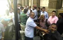 সাংবাদিকদের মারধর, ক্যামেরা ভাঙলেন সাইরাস মিস্ত্রির নিরাপত্তারক্ষীরা