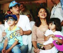 সোশ্যাল মিডিয়ার নয়া সেনসেশন শাহরুখ কন্যা সুহানা, দেখব তারই কিছু ছবি 