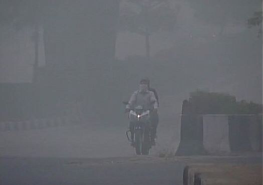 Gas Chamber Blanket Of Smog Thickens In Delhi Doctors Call The Situation Alarming ধোঁয়াশার চাদরে মোড়া দিল্লি, শ্বাসকষ্টজনিত অসুস্থতা বাড়ছে