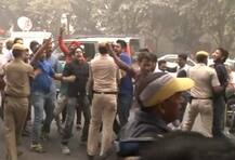 প্রতিবাদ মিছিলে আটক জেএনইউ-র নিখোঁজ ছাত্রের মা, বোন, পরে ছেড়ে দেওয়া হয়