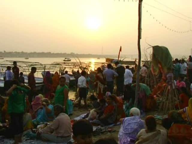 ঐতিহাসিক ও ধর্মীয় কারণে উত্তরপ্রদেশের অন্যতম গুরুত্বপূর্ণ শহর এলাহাবাদেই ছটপুজো উপলক্ষে সবচেয়ে বেশি মানুষ এসেছেন