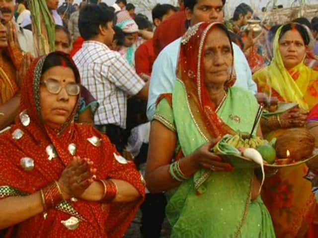 ছটপুজোর বিভিন্ন উপকরণ নিয়ে মহিলারা নদীর পাড়ে গিয়ে সূর্য উপাসনা করেছেন
