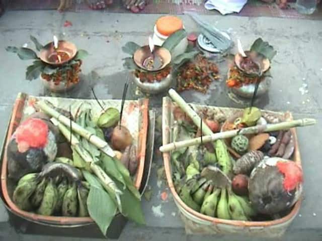 রবিবার বিকেলে অস্তগামী সূর্যের উদ্দেশে অর্ঘ্য দেওয়ার পর আজ সকালে সূর্যোদয়ের পর ফের পুজো দেওয়ার মাধ্যমে সমাপ্ত হল ব্রত