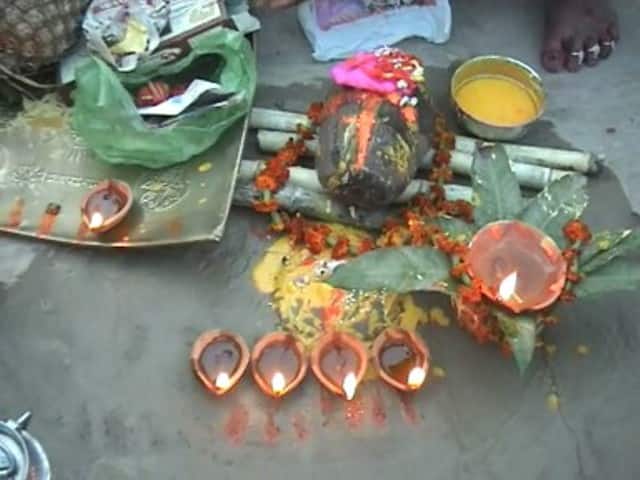 রবিবার বিকেলে বারাণসীর গঙ্গার ঘাটে ছটপুজোর ছবি এটা