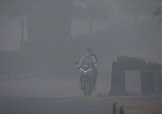 Cos Face 5 10 Staff Crunch As Pollution Hits Employees Health দূষণের প্রভাবে বমি, শ্লেষ্মা, শ্বাসকষ্ট,  দিল্লির অফিসগুলিতে গরহাজির ৫-১০% কর্মী