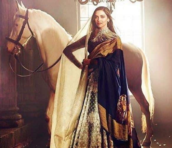 ফ্যাশন ডিজাইনার সব্যসাচী চক্রবর্তীর ডিজাইন করা বেনারস খাদি শাড়ি ও লেহঙ্গা পরে এই ছবি তুলেছেন দীপিকা।