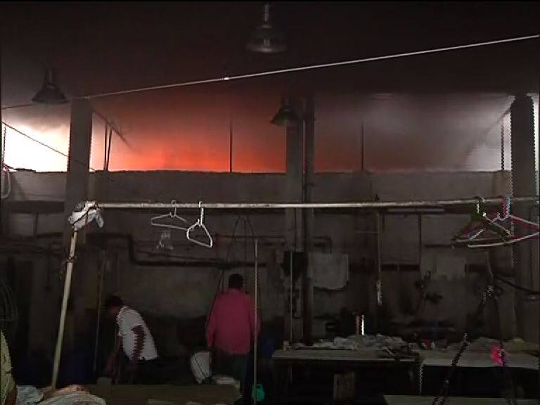 Fire At Godown In Ramnagar Traffic Stranded গার্ডেনরিচে কাগজের গুদামে ভয়াবহ আগুন, রাস্তার একাংশে যান চলাচল বন্ধ