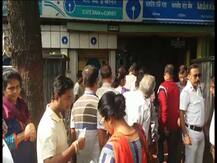 নোট বাতিলের প্রতিক্রিয়া, ব্যাঙ্কের বাইরে দীর্ঘ লাইন, প্রবল সমস্যায় মানুষ