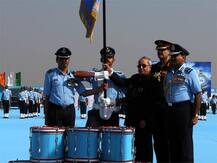 বায়ুসেনা ও স্থলসেনার ইউনিটকে প্রেসিডেন্টস স্ট্যান্ডার্ড প্রদান রাষ্ট্রপতির
