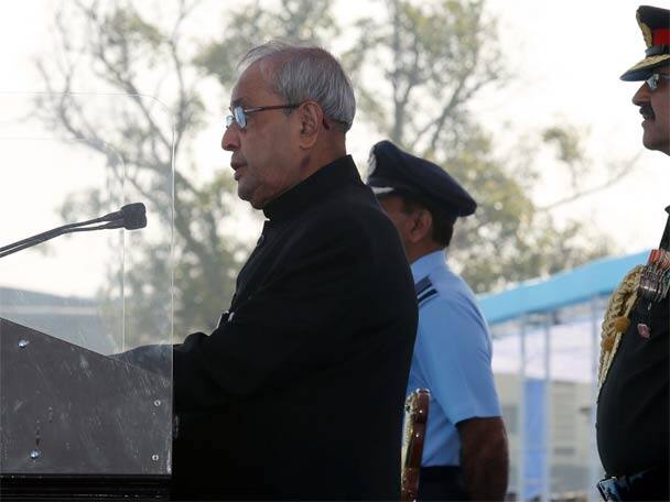 বায়ুসেনা ও স্থলসেনার তরফে সম্মান গ্রহণ করেন যথাক্রমে উইং কম্যান্ডার অভয় অরুণ ফনসলকর এবং ক্যাপ্টেন বিনীত জিন্দল। ছবি সৌজন্য: প্রতিরক্ষামন্ত্রক