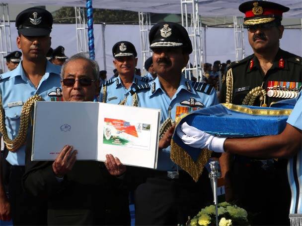 অনুষ্ঠানের স্মারক প্রকাশ করছেন রাষ্ট্রপতি। ছবি সৌজন্য: প্রতিরক্ষামন্ত্রক