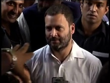 নোট বদল করতে ব্যাঙ্কের লাইনে রাহুল গাঁধী, আক্রমণ করলেন মোদীকে