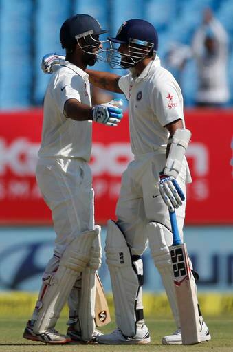 রাজকোট টেস্টের প্রথম ইনিংসে ইংল্যান্ডের ৫৩৭ রানের জবাব ভালভাবেই দিচ্ছে ভারতীয় দল