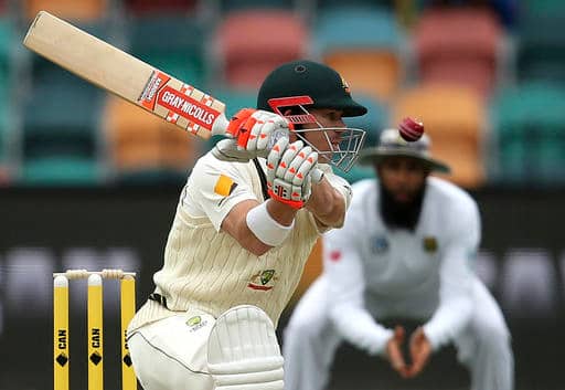 দক্ষিণ আফ্রিকার অধিনায়ক ফাফ দু প্লেসি টসে জিতে প্রথমে ফিল্ডিং করার সিদ্ধান্ত নেন 