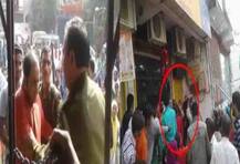 ভিডিওতে দেখুন: ব্যাঙ্কের বাইরে ভিড় সামলাতে লাঠিচার্জ, গ্রাহককে চড় পুলিশের