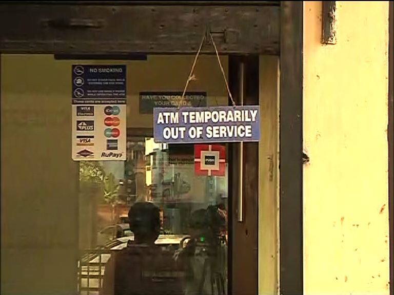 After Four Days Till Now Situation Is Nt Changed Long Queue Noticed Outside Banks And Atm নোট বাতিলের পর প্রথম রবিবার, দুর্ভোগ চরমে, অচল এটিএম, ব্যাঙ্কের বাইরে লাইন