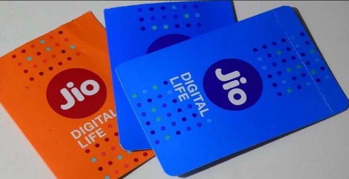 এছাড়াও জিওটিভি-র অফারও দিচ্ছে সংস্থা। ৩৬০-এরও বেশি চ্যানেল দেওয়া হবে বলে জানিয়েছে সংস্থা, সেগুলির মধ্যে অন্তত ৫০ টি চ্যানেল এইচডি। এছাড়াও থাকবে ভয়েস এনাবেলড্ রিমোট। যার সাহায্যে কনট্রোল করা যাবে চ্যানেল, ক্যাটাগরি প্রভৃতি। 